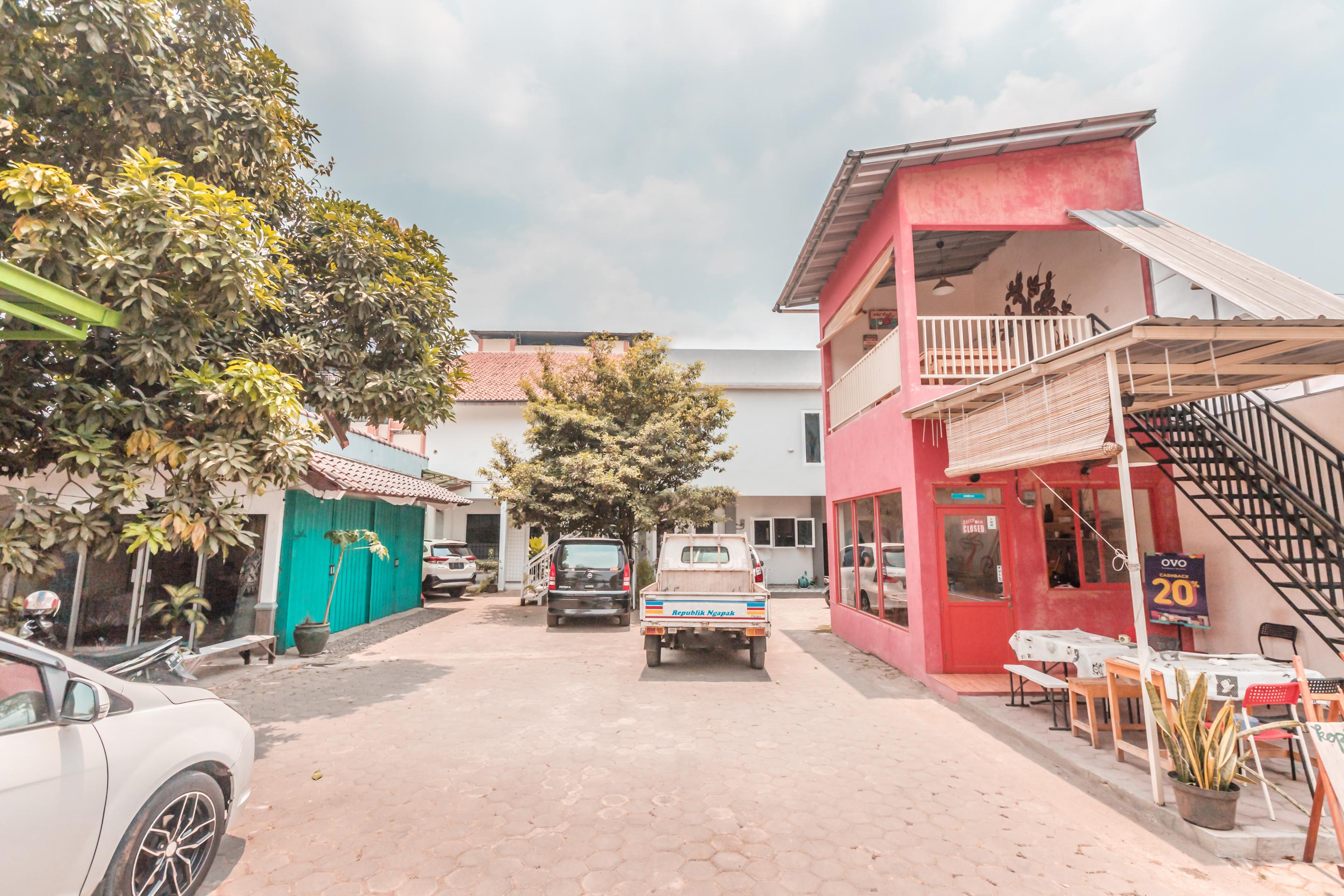 Oyo 1555 Unik Guesthouse Syariah Jakarta Kültér fotó